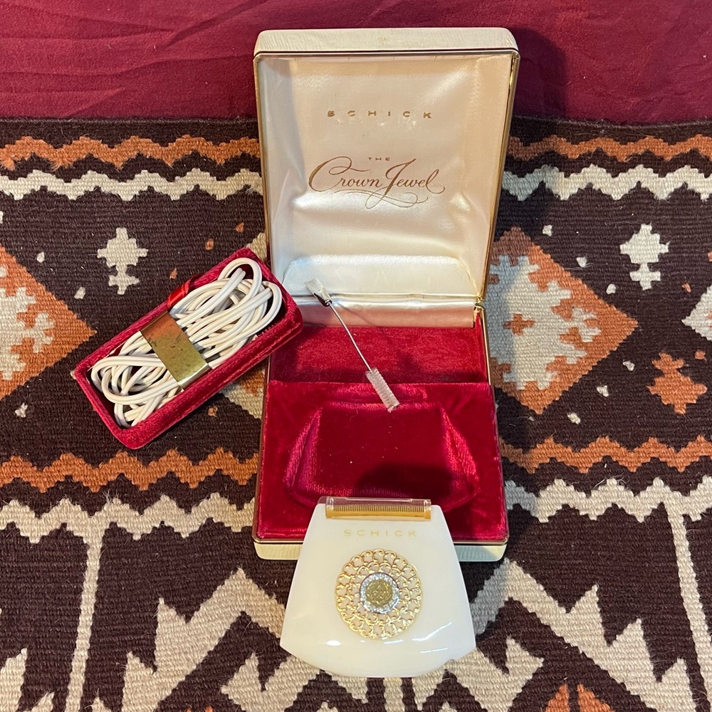 Vintage 1960’s Glamorous Schick Crown Jewel Ladies Electric Shaver Works Great!!